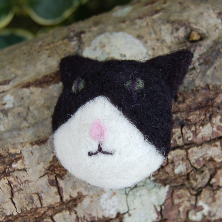Black and White cat, Needle felt  brooch -  jewellery wool badge wool art 