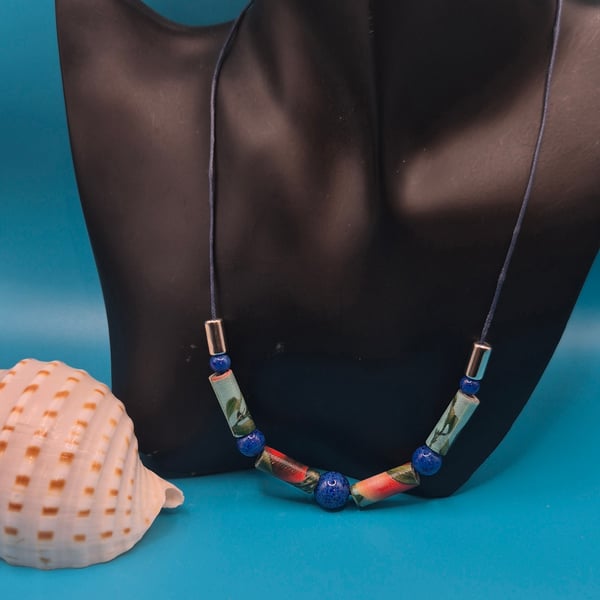 Paper beaded necklace of a simple colourful design