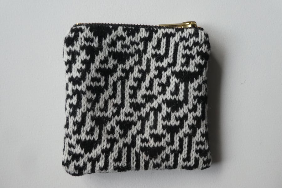 Rule 30 coin purse - black and white