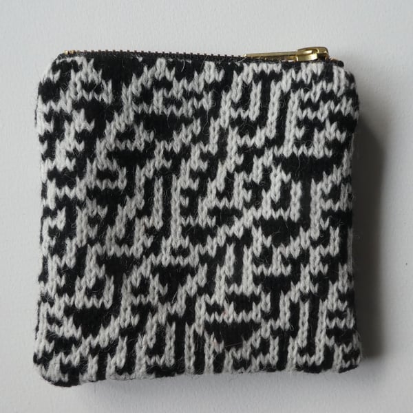 Rule 30 coin purse - black and white