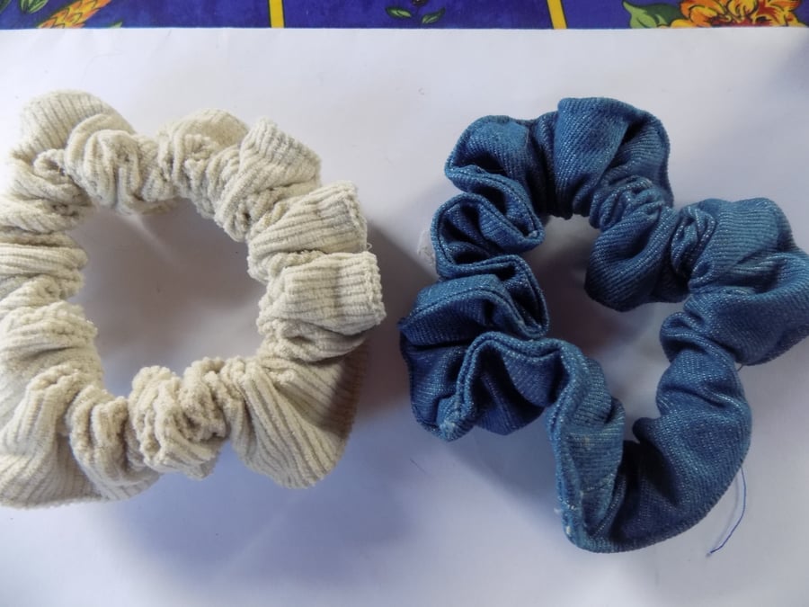 2 EXTRA STRONG SCRUNCHIES   (127)