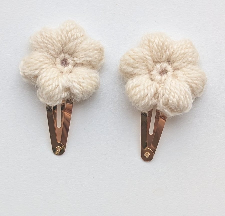 Pair of Cream Crochet Flower Hair Clips (gold)