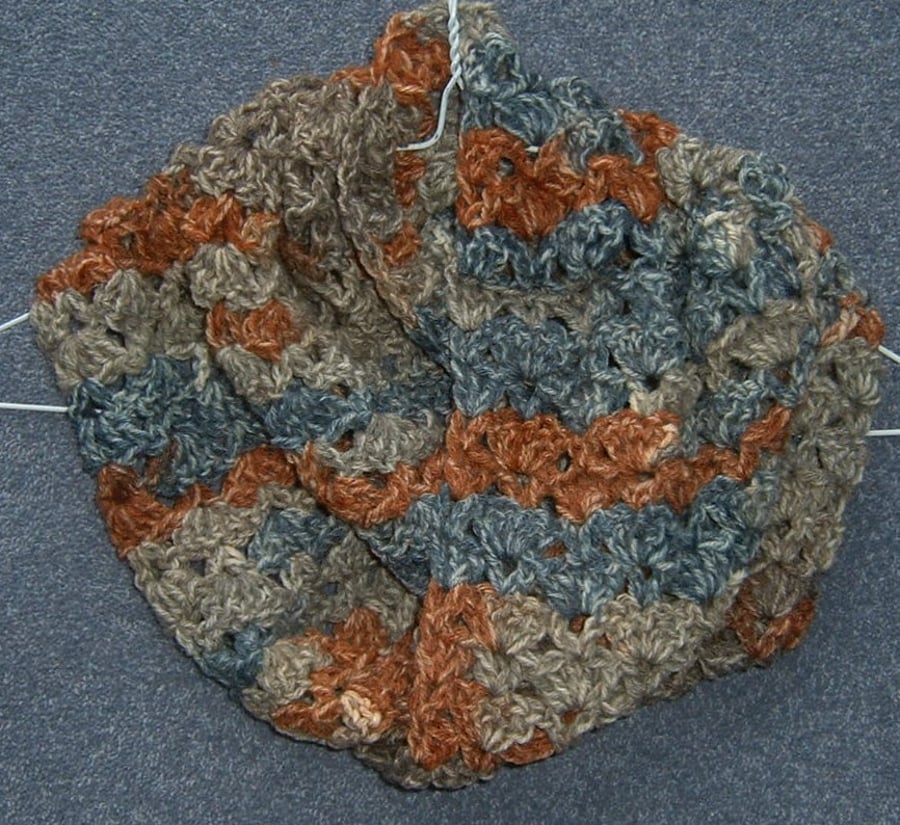 lady's crocheted infinity cowl neck scarf ref 537