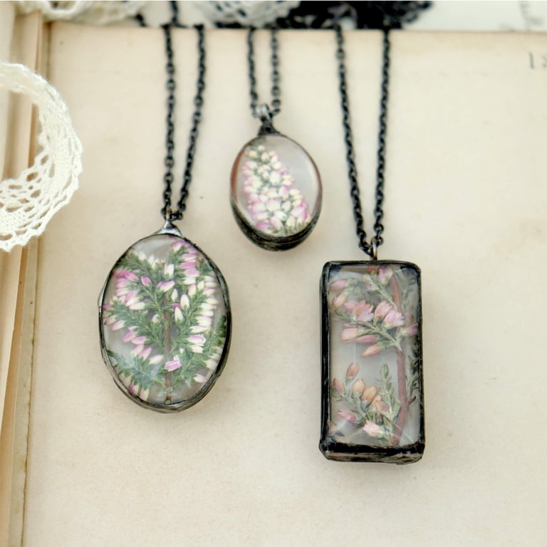 Pressed flowers necklace, pink heather terrarium pendant necklace