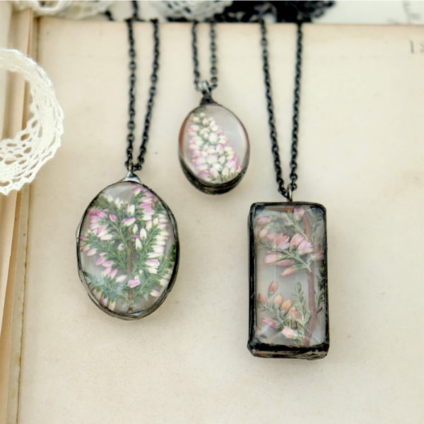 Pressed flowers necklace, pink heather terrarium pendant necklace