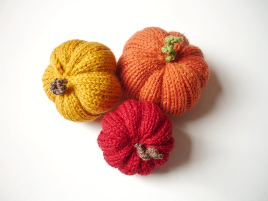 Farmhouse squashes (3) - Fall wedding table - Knitted wreath pumpkins
