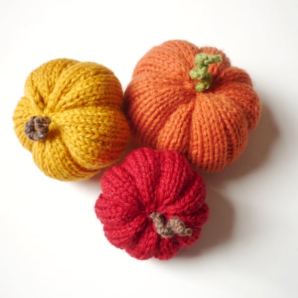 Farmhouse squashes (3) - Fall wedding table - Knitted wreath pumpkins