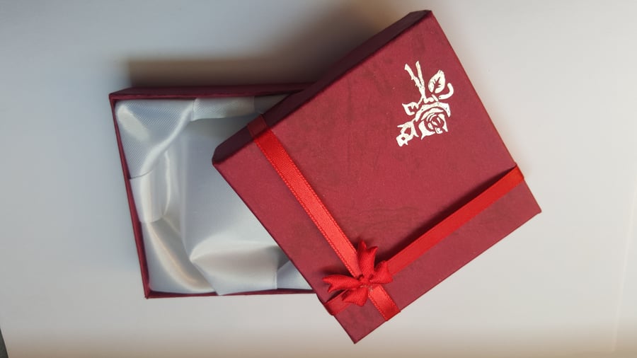 1 x Cardboard Jewellery Gift Box - 9cm - Bow & Rose Design - Red 