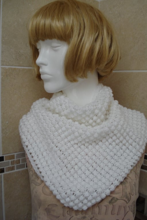 Knitted Small Triangle Scarf With A Bobble Pattern (A59)