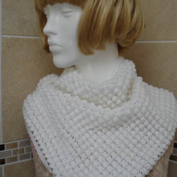 Knitted Small Triangle Scarf With A Bobble Pattern (A59)