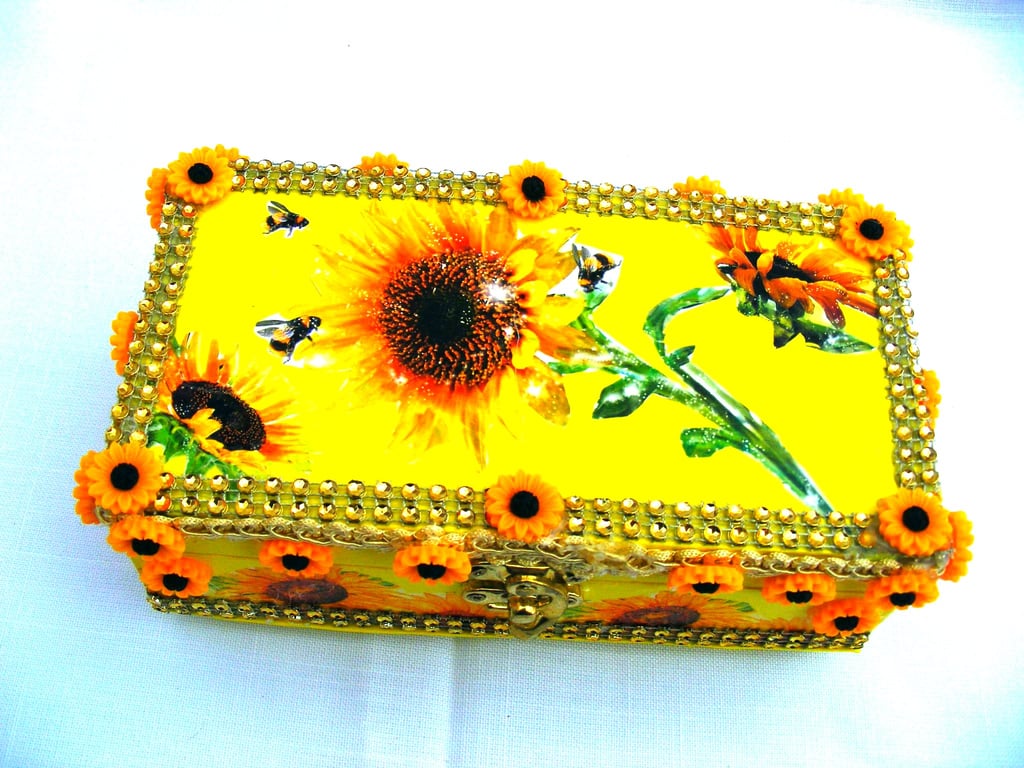 Sunflower decoupaged keepsakeI've hand decorated , memory or jewellery box.