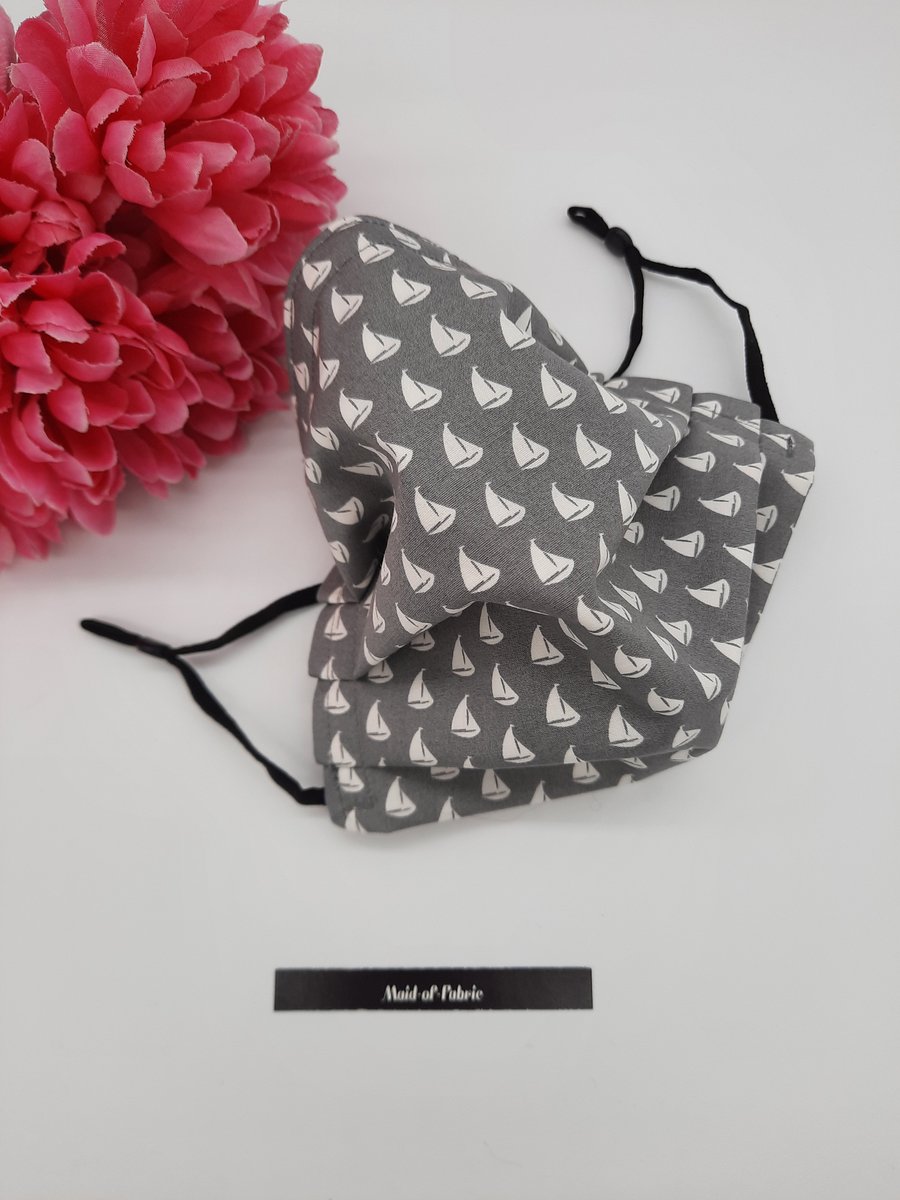 Face mask,  medium, 3 layer,  nose wire, adjustable, washable in grey boats. 