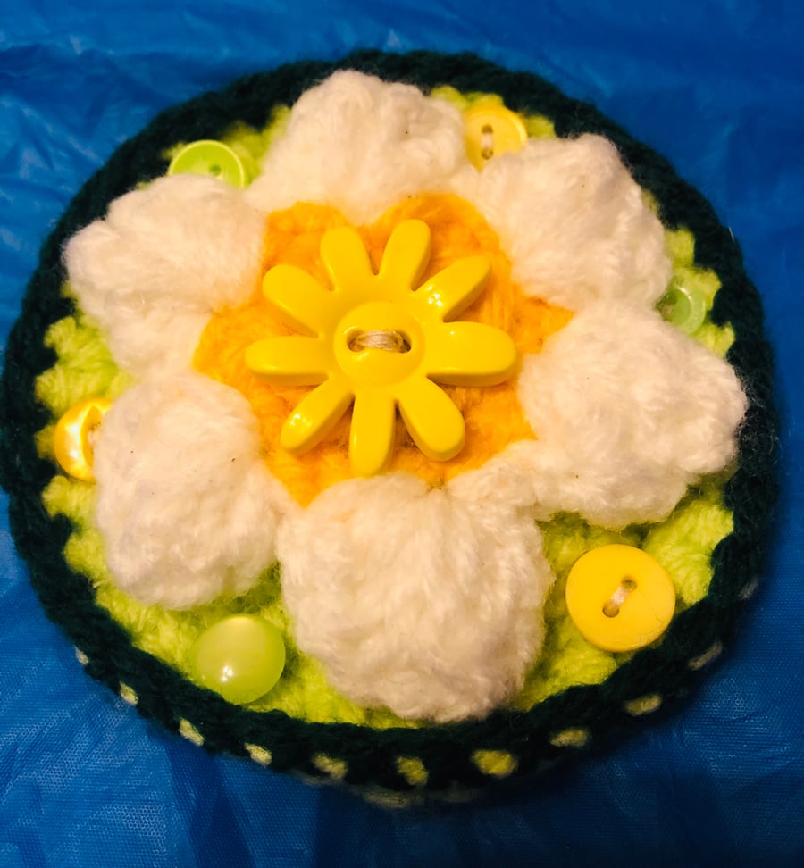 Handmade crochet daisy brooch 