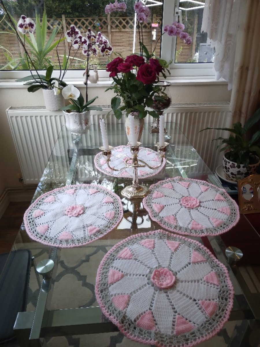 table serving crochet handmade 