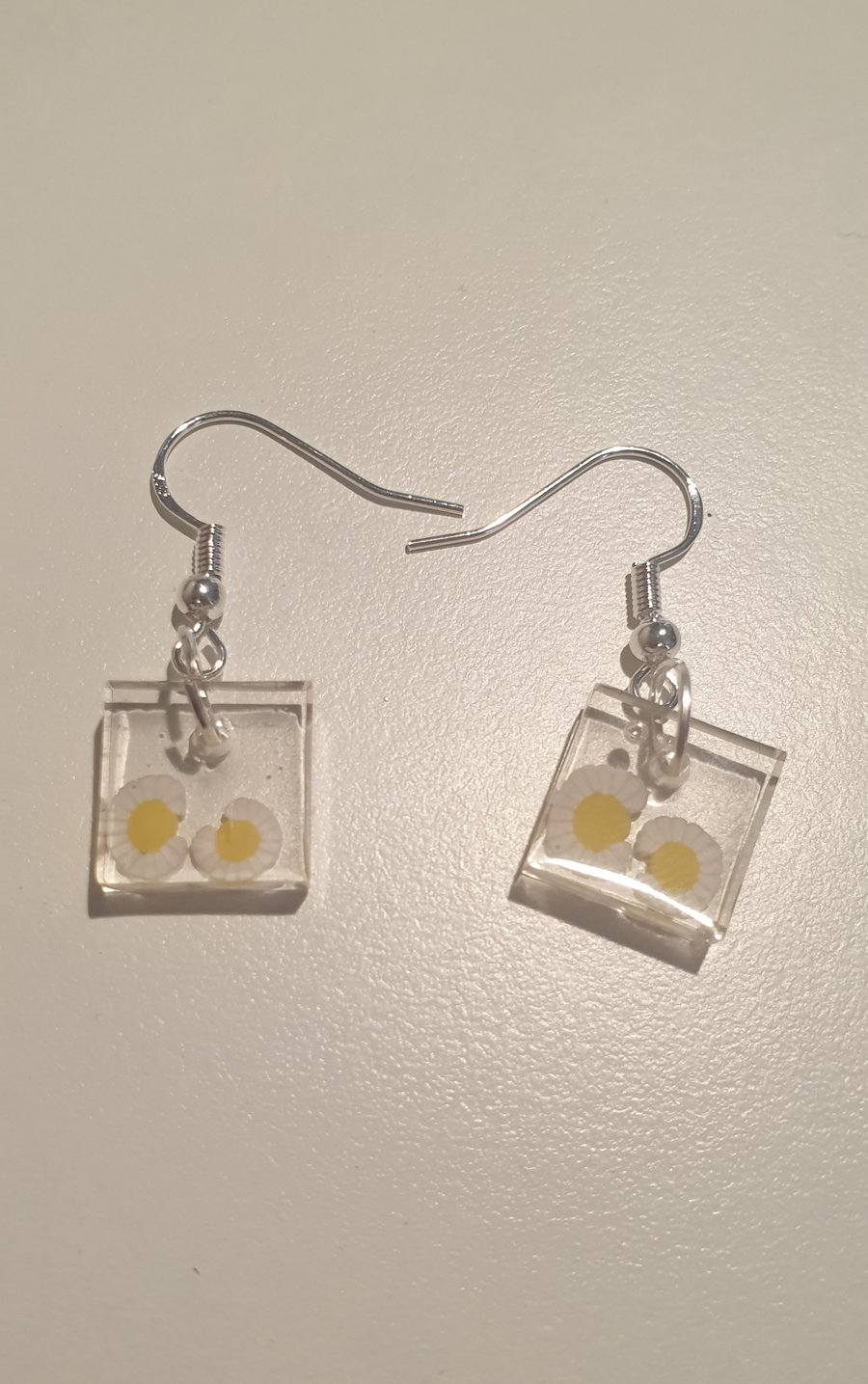 Square daisy resin earrings