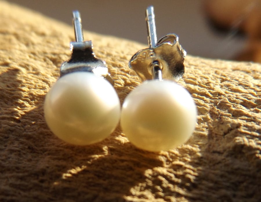 White freshwater cultured sterling silver stud pearl earrings