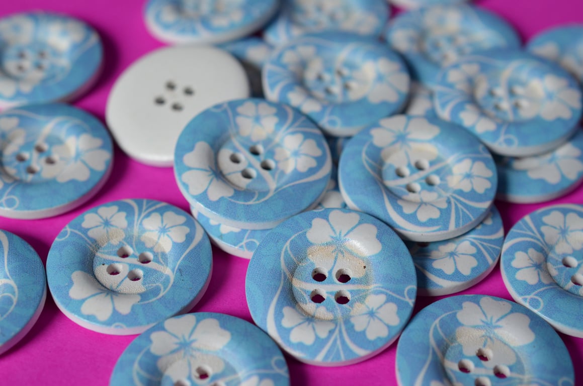 30mm Wooden Blue & White Floral Buttons 6pk Large Flower Button (RLG3)
