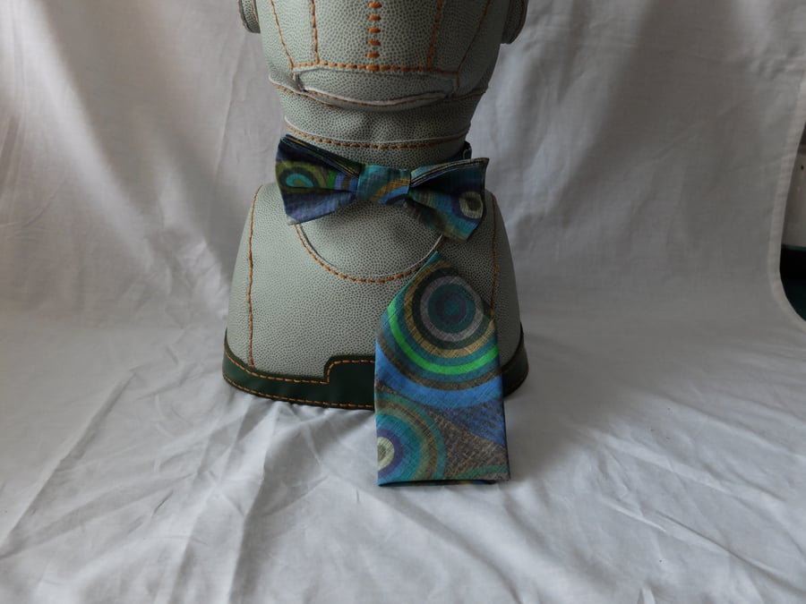 Hand made ready-tied bow-tie with matching pocket square