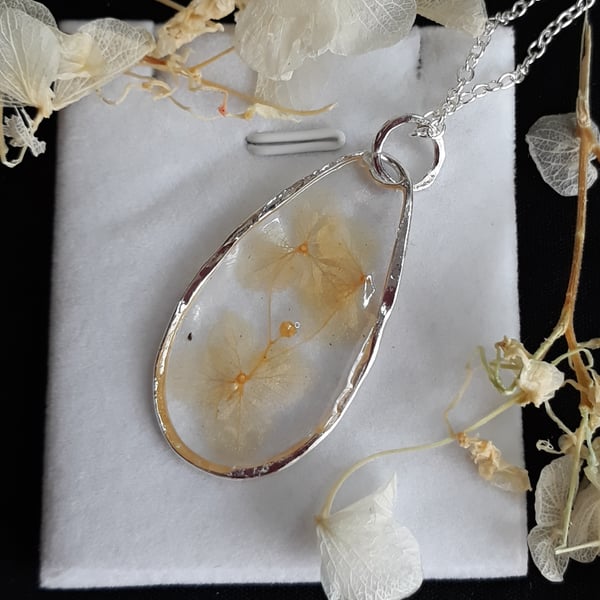 R23 Resin necklace with dried flowers