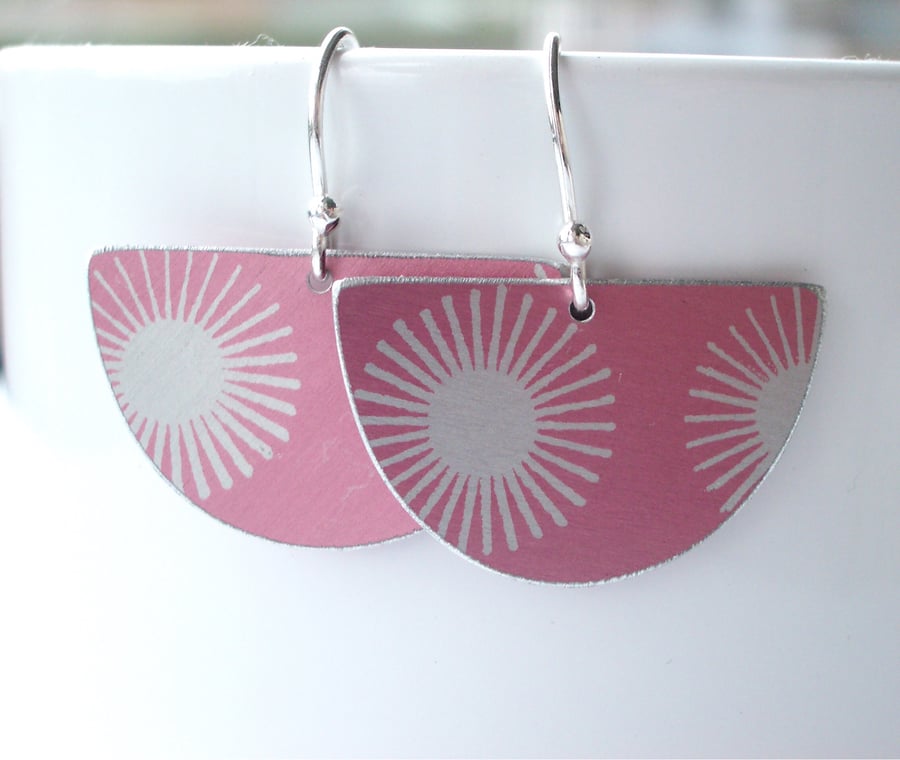 Fan earrings with sunburst in pastel pink and silver