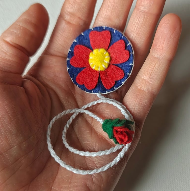 Red Felt Daisy Bookmark, Handmade Floral Page Marker, Cute Gift for Readers