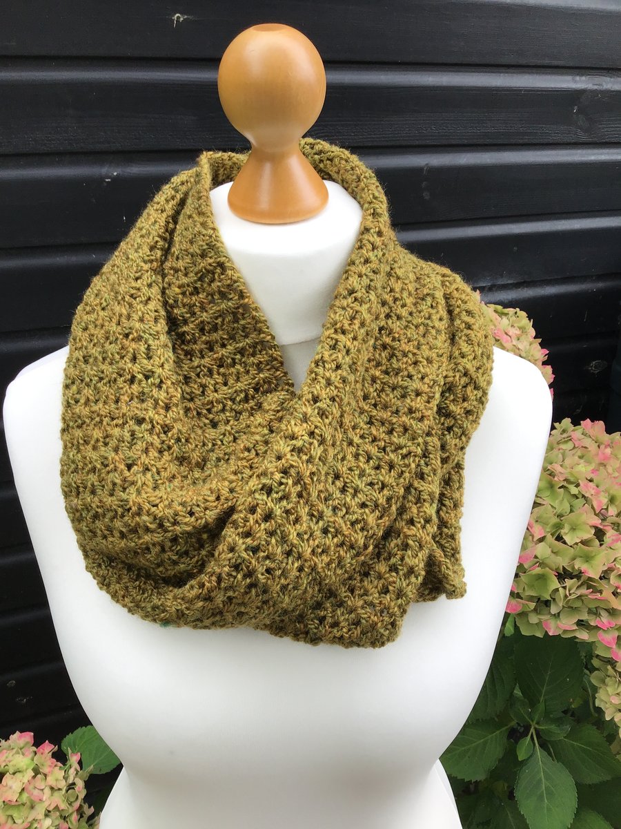 Infinity scarf in acrylic, colour Olive Green Heather 