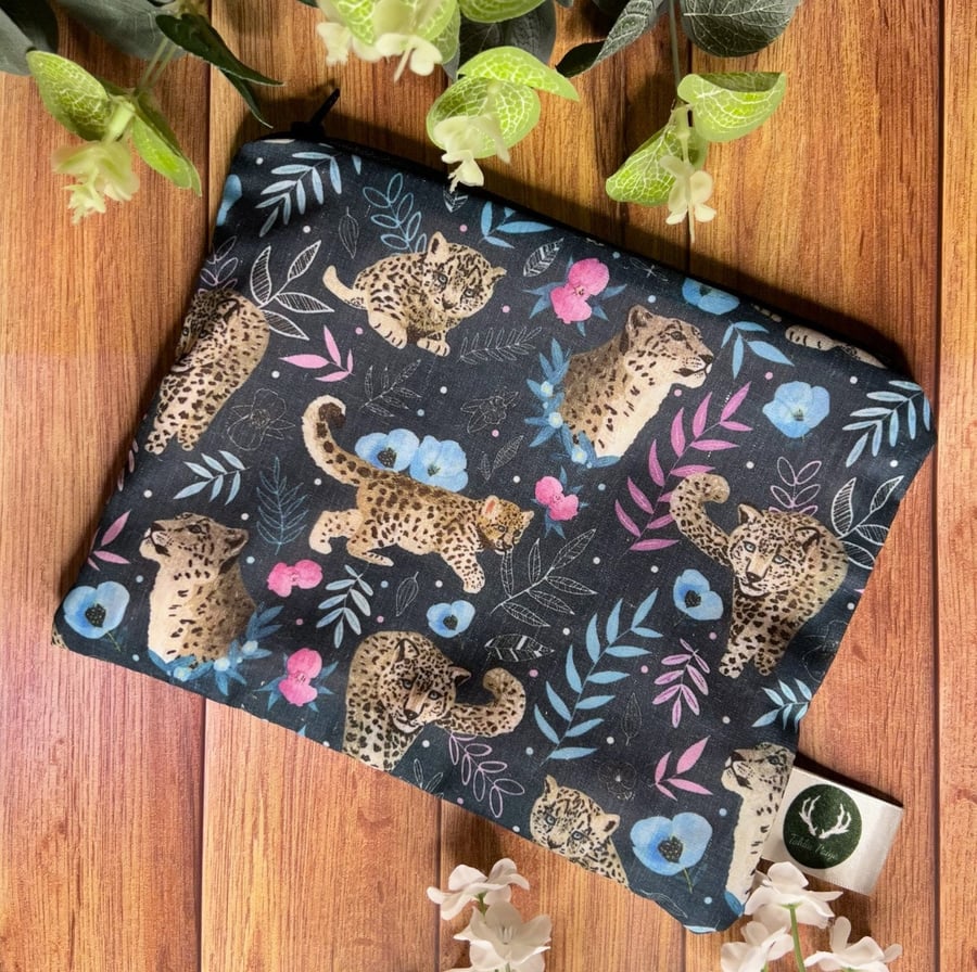 Snow Leopard Pouch Storage Bag for cosmetics, pencil case, makeup, skincare esse