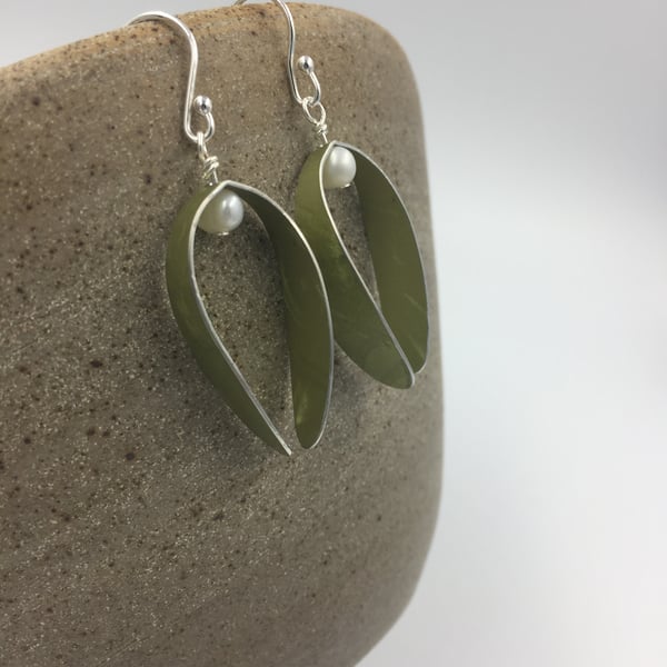 Anodised aluminium ’Berry’ earrings in pale green with pearl 