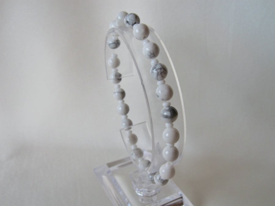 White & Pastel Grey Turquoise (Howlite) Round Beads Bracelet
