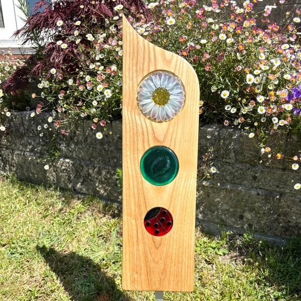  Glass & Wood Daisy Garden Art 