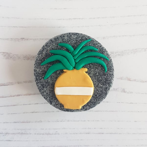 Plant themed magnetic needle minder, polymer clay, Summer, nature