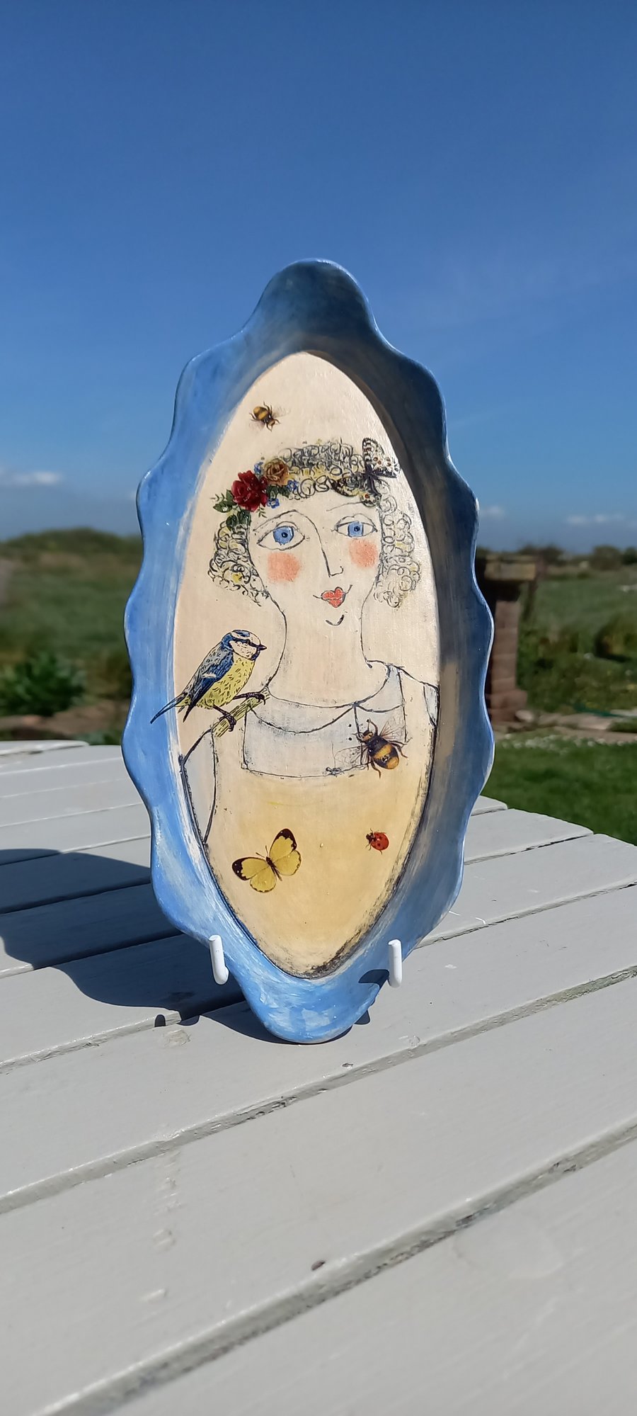 Figurative shallow dish. 