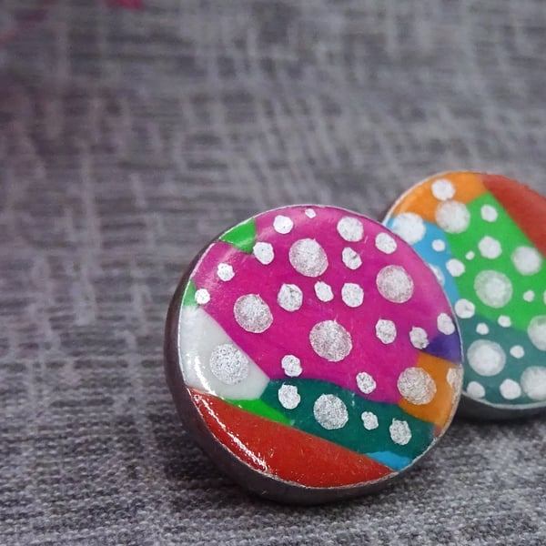 Multicoloured studs with silver dots