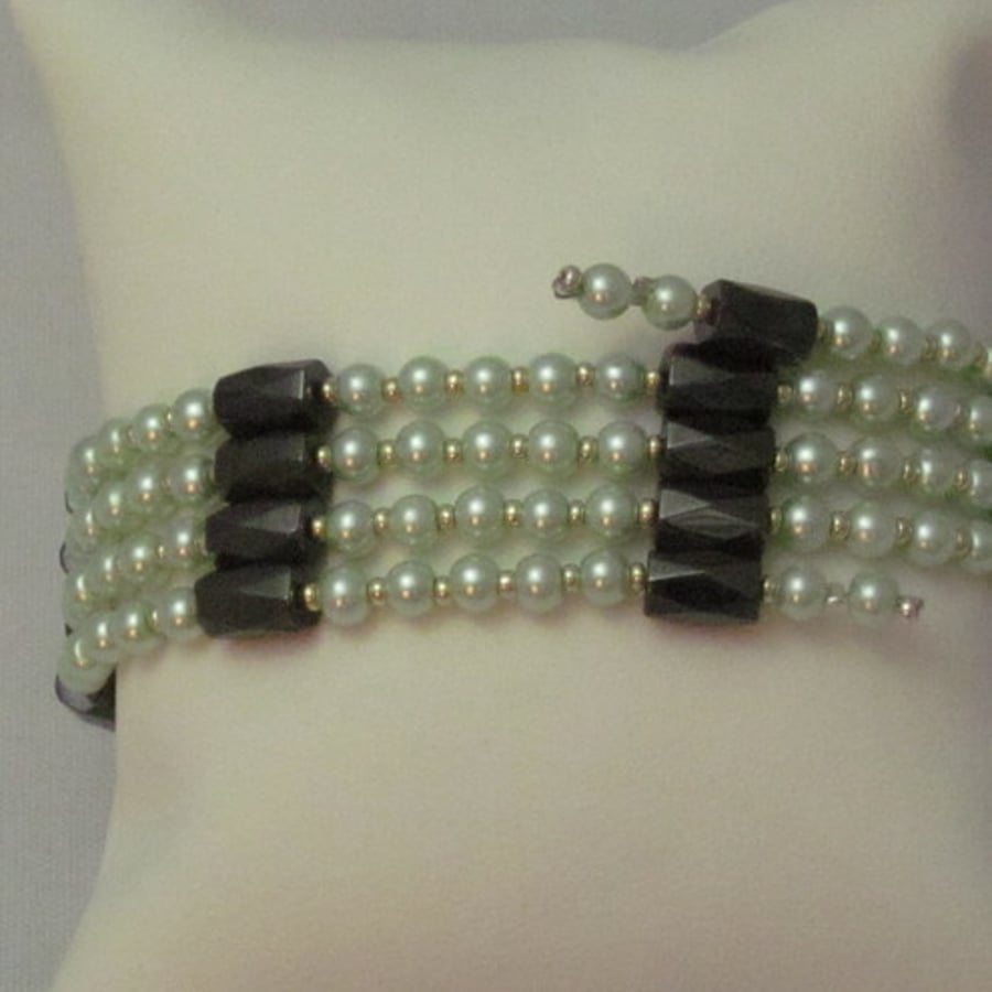 Magnetic hematite and glass pearl necklace (218)