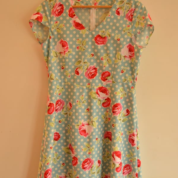 SALE  Floral tea dress in blue and white spots with floral print size 14