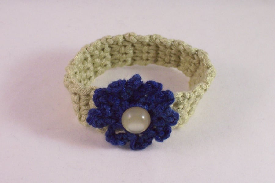 Crochet cuff with flower - Dana