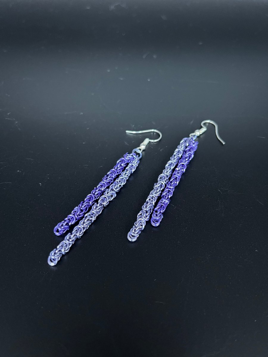 Chainmaille dangle earrings in mauve and purple