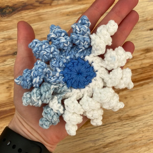 Women’s flower barrette hair clip in blue and white