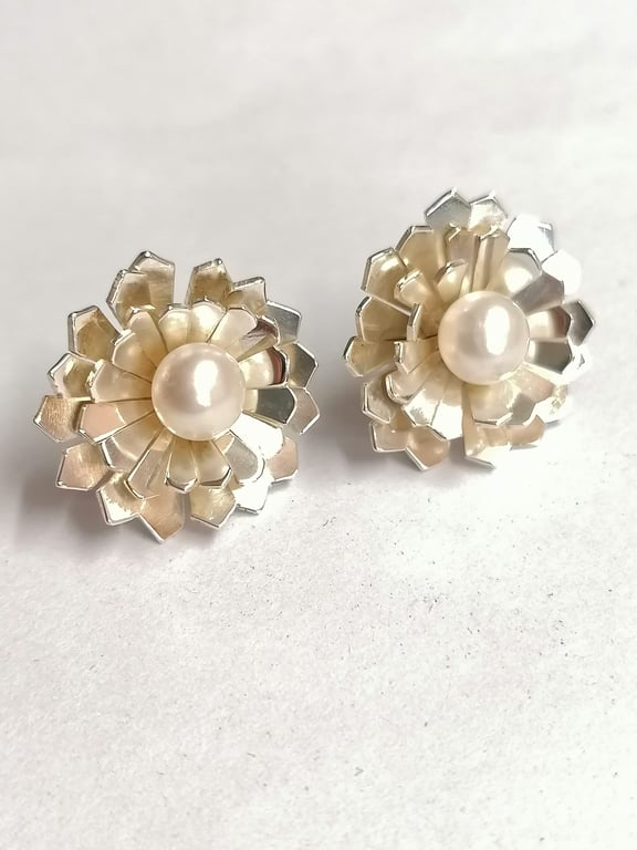 Chicory ear studs hand made from Sterling Silver set with a 6mm Freshwater Pear 