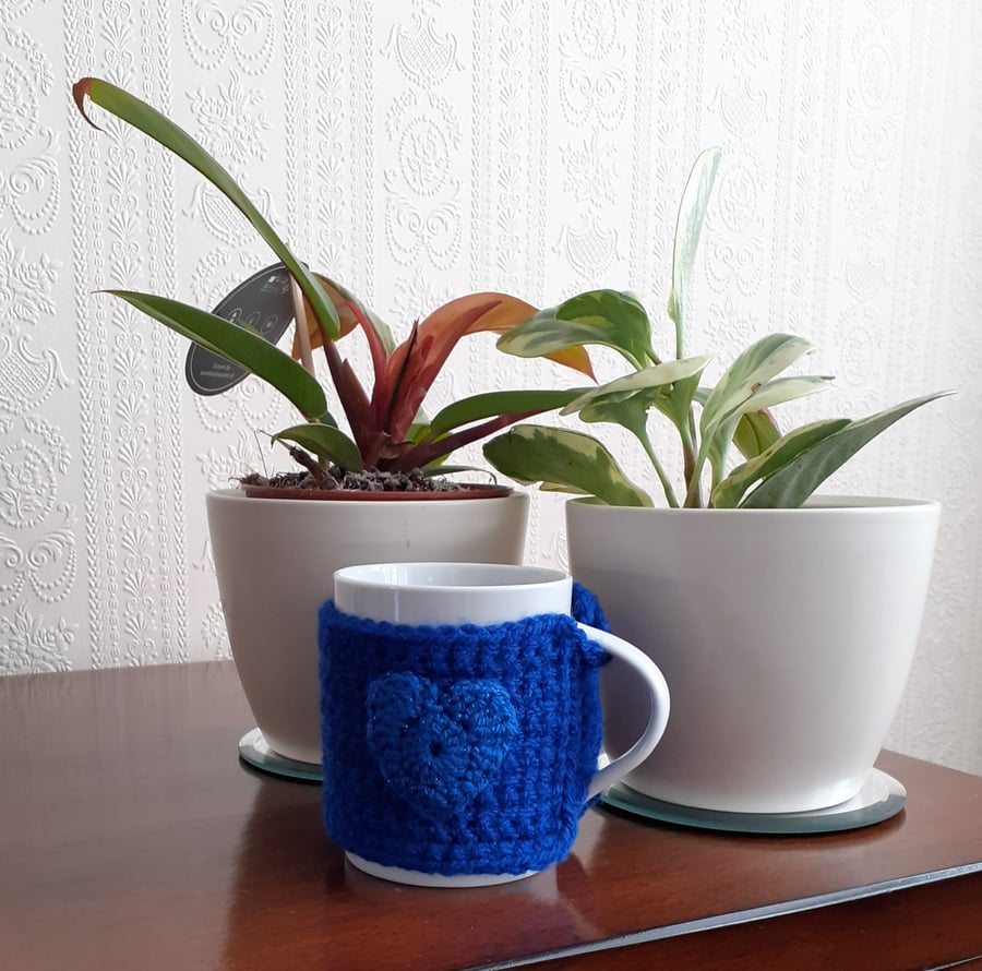 CROCHET MUG COZY WITH GLITTERY BLUE HEART ON BOTH SIDES