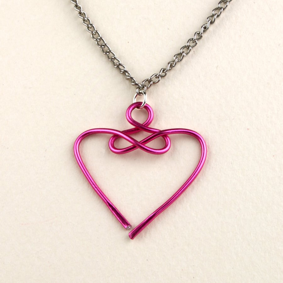 W016 SMALL HEART NECKLACE