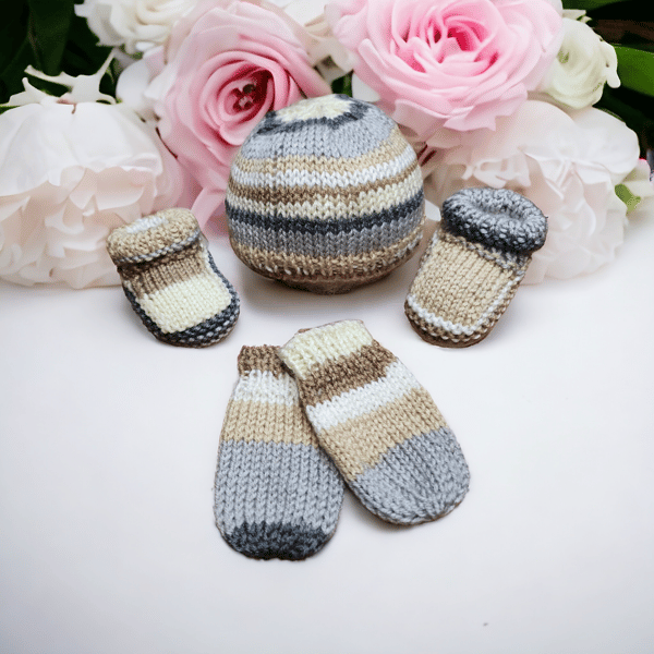 Hand knitted 3 piece newborn baby gift set booties mittens and hat