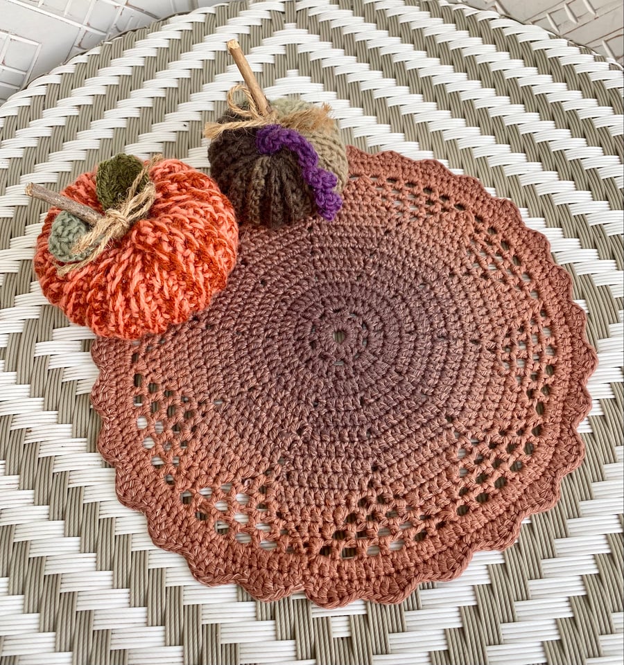 Crochet table mat, crochet plant pot, crochet tableware, daisy crochet mat