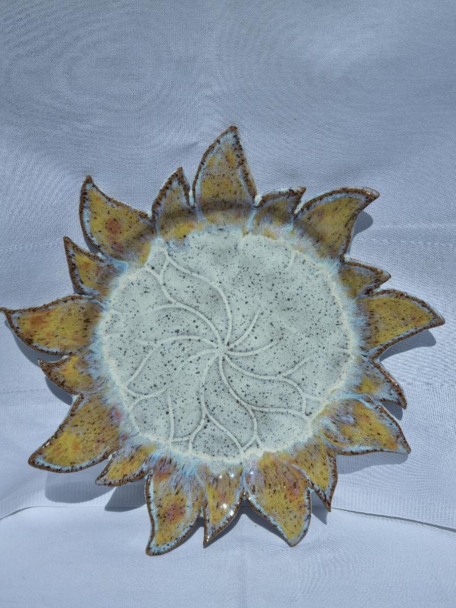 Handcrafted Ceramic Sunburst Blossom: Sunflower Plate with Multi-Tone Glaze