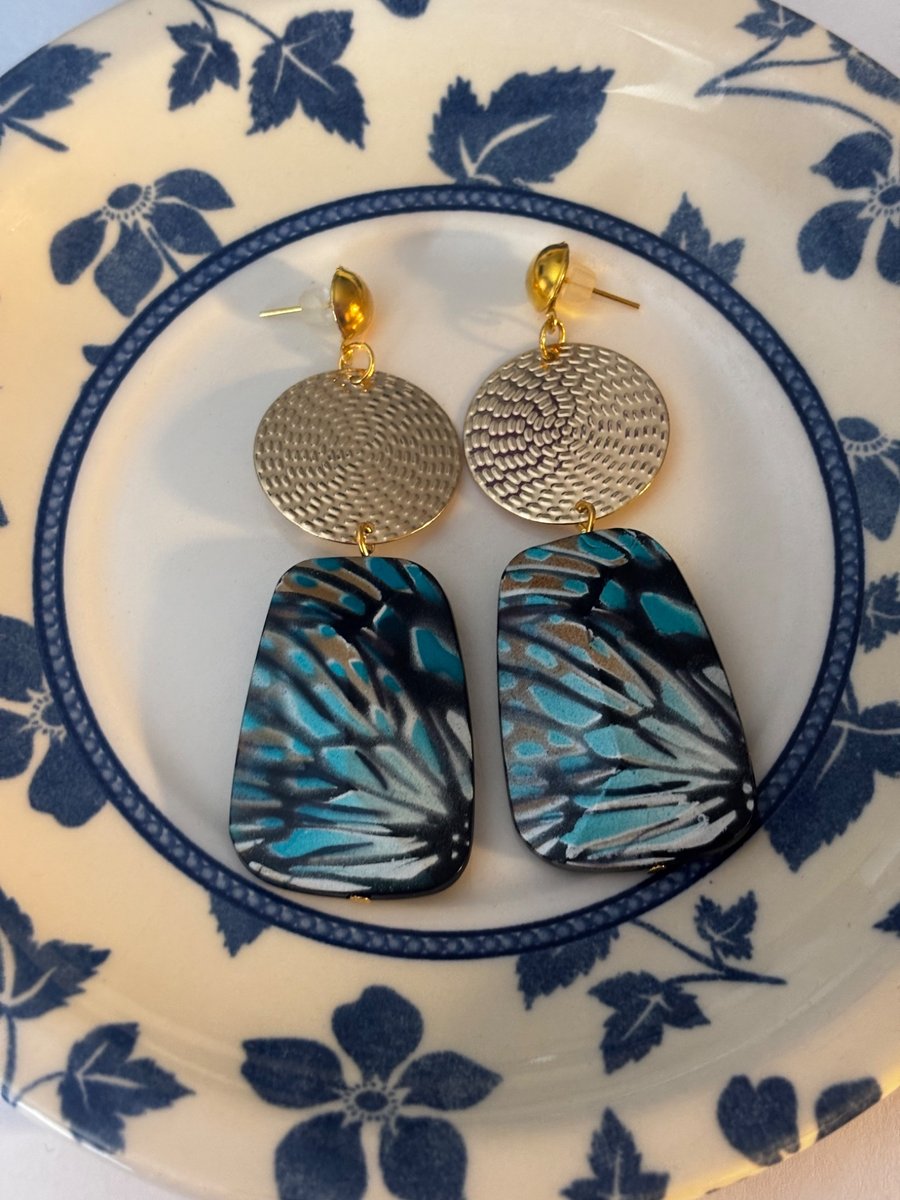 Lightweight statement earrings 
