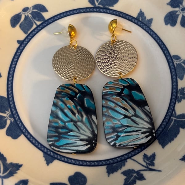 Lightweight statement earrings 