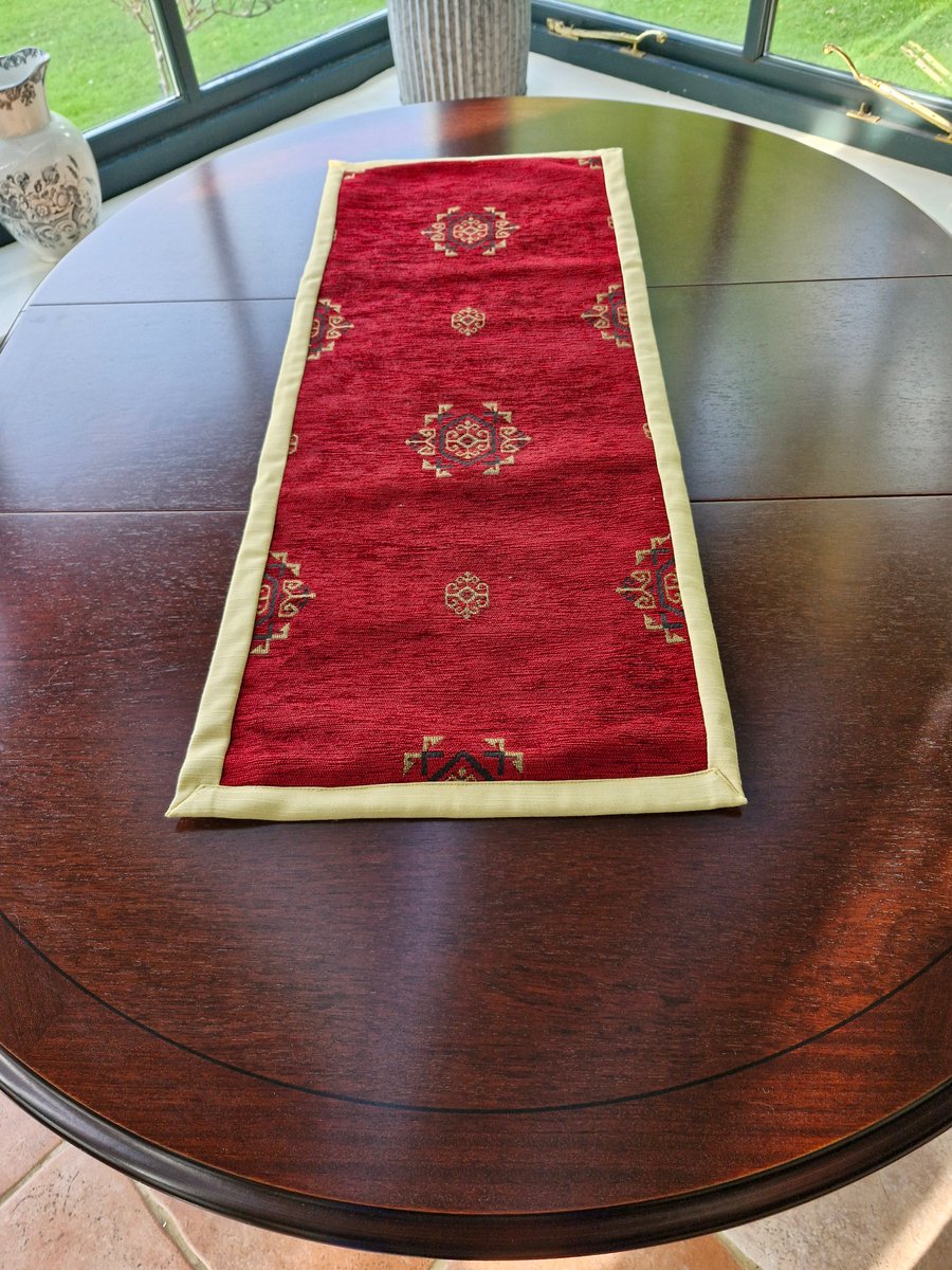 Luxurious fabric table runner in red and gold
