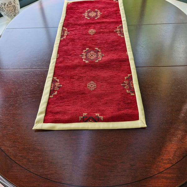 Luxurious fabric table runner in red and gold