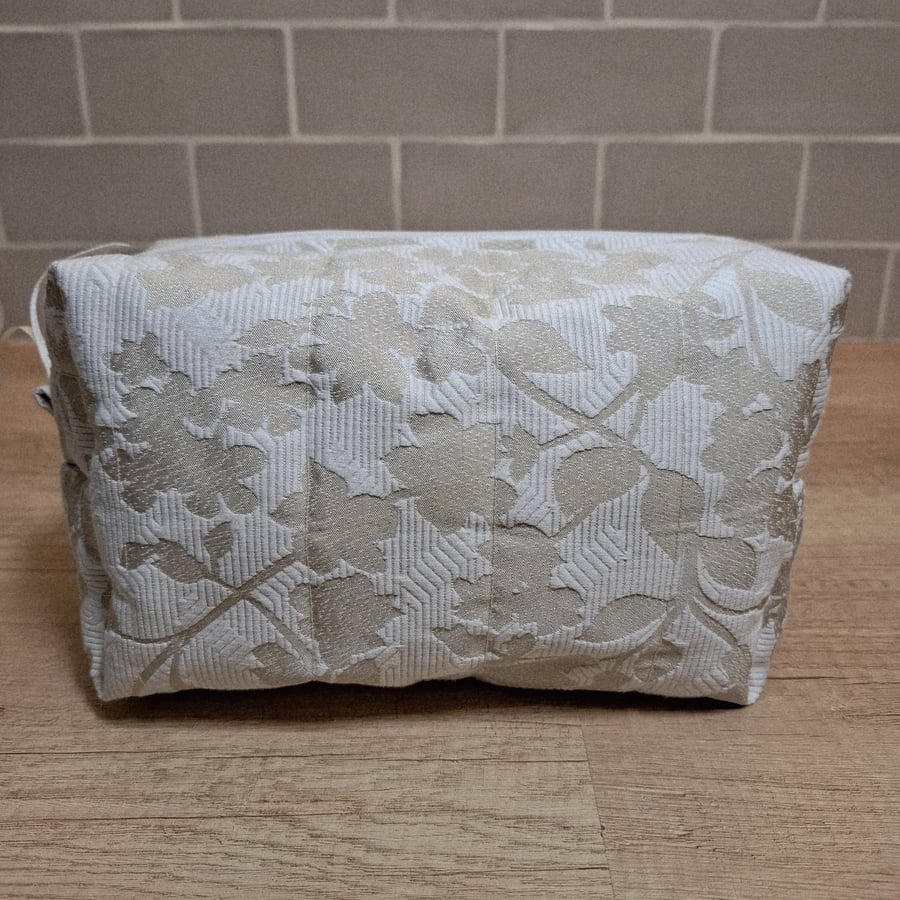 Boxed toiletry bag in beige and creamy-white