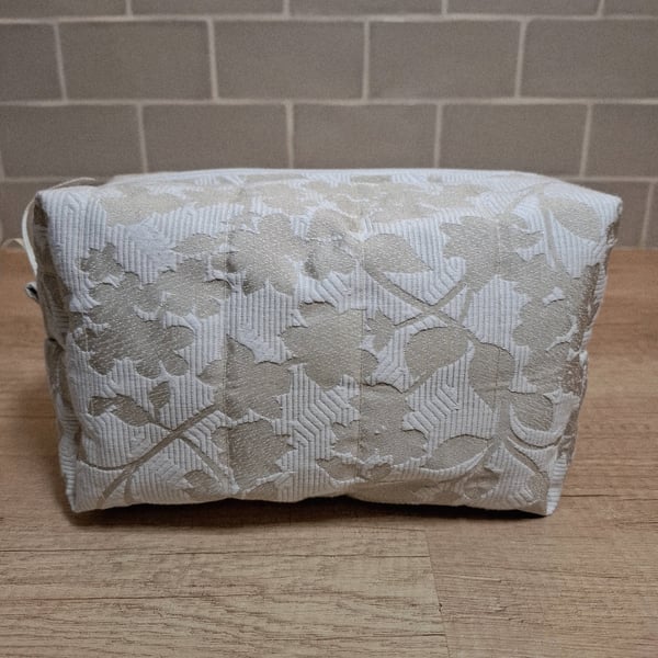 Boxed toiletry bag in beige and creamy-white